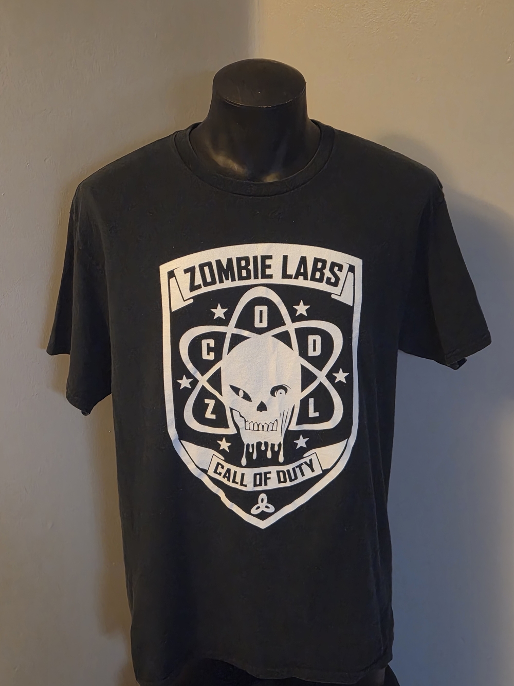 Call of Duty Zombies x Zombie Labs Graphic T-Shirt โ Black โ Large